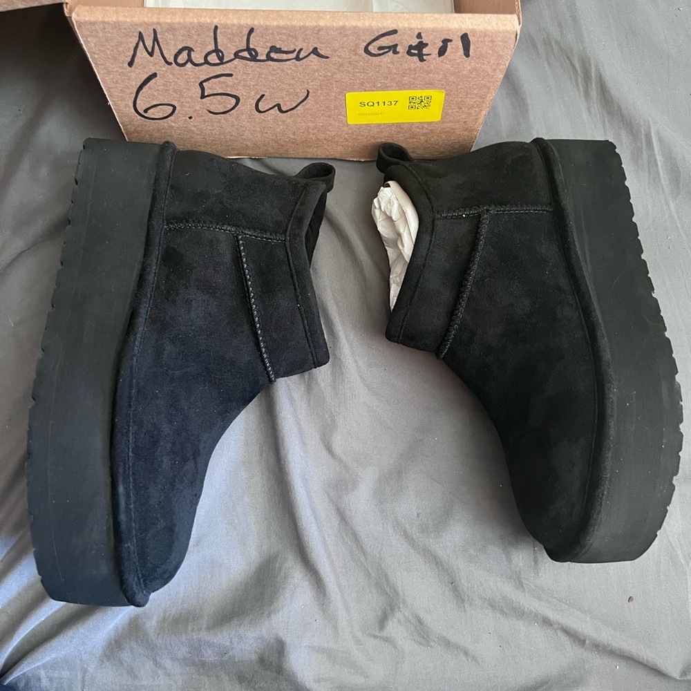 Madden Girl Fuzzy Platform Boots 6.5 M
